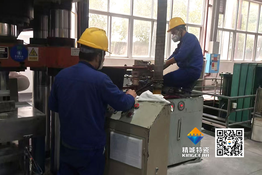 以厂为家，，勇于继承：：：魏科班组自主刷新压机纪实